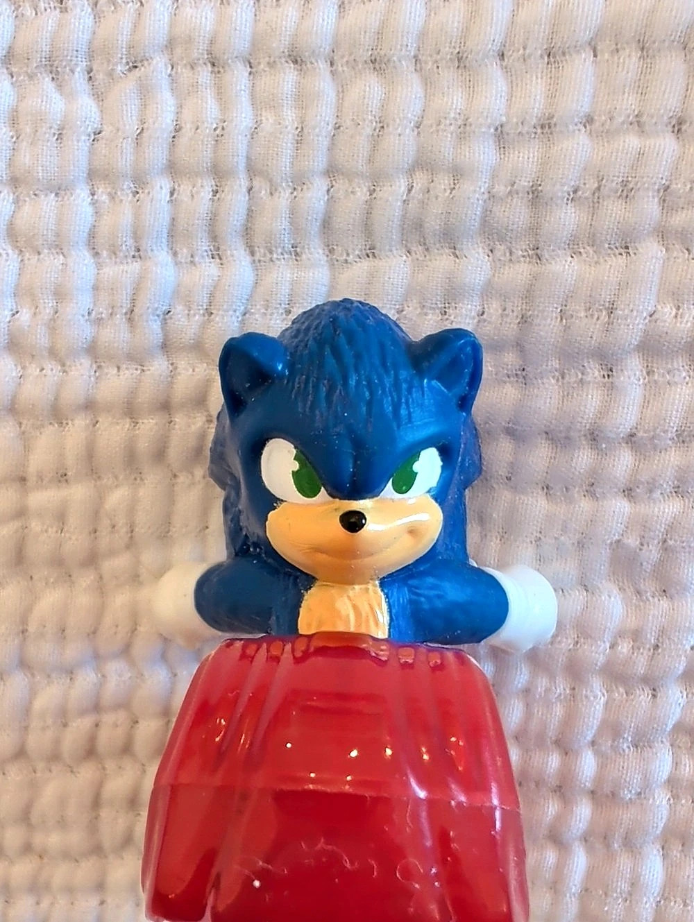 Sonic the Hedgehog Pull And Go Figure Toy with Red Base